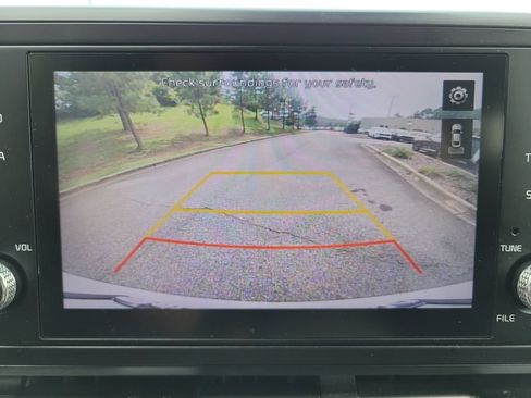 Used 2022 Kia Carnival LX FWD image 17