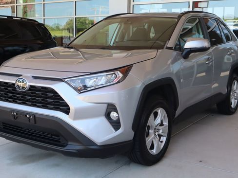 Used 2021 Toyota RAV4 XLE AWD/4WD image 3
