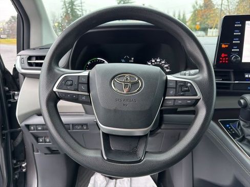 Used 2021 Toyota Sienna LE image 22