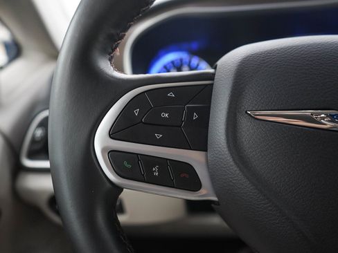 Used 2018 Chrysler Pacifica Touring-L FWD image 27