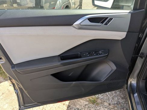 Used 2025 Volkswagen Taos SE image 11