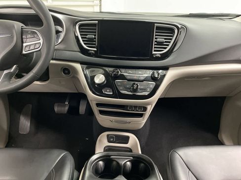 Used 2024 Chrysler Pacifica Touring-L image 26
