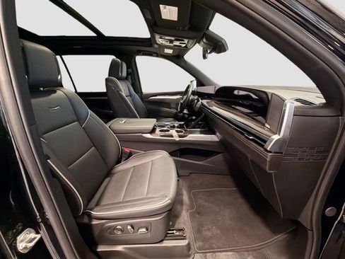 Used 2025 Cadillac Escalade ESV Premium Luxury image 28