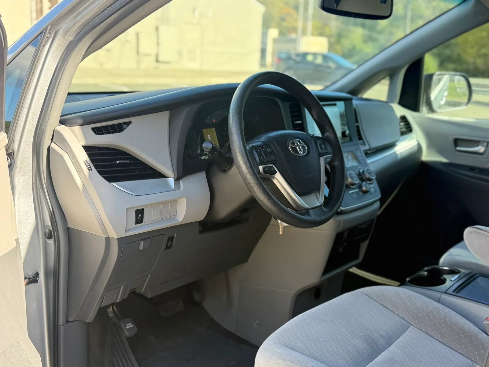 Used 2017 Toyota Sienna LE FWD image 11