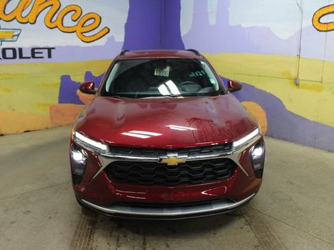 Used 2024 Chevrolet Trax LT w/ Driver Confidence Package FWD image 3