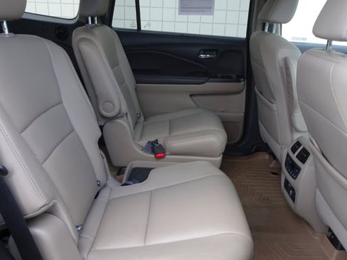 Used 2021 Honda Pilot Touring image 12