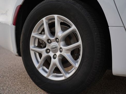 Used 2023 Chrysler Pacifica Touring-L FWD image 32