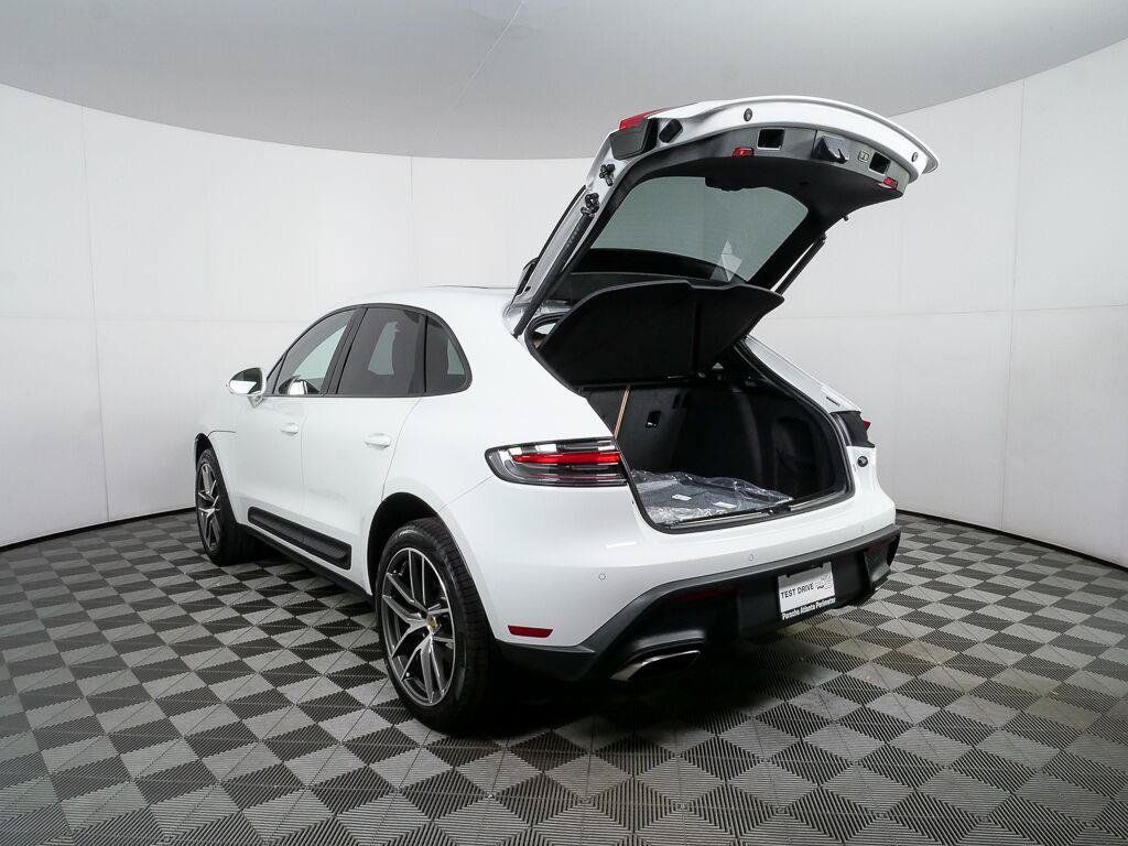 Certified 2026 Porsche Macan AWD/4WD image 33