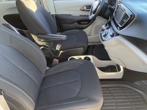 Used 2023 Chrysler Voyager LX image 10