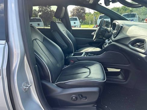 Used 2026 Chrysler Pacifica Limited FWD image 10