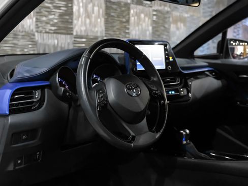 Used 2021 Toyota C-HR XLE image 3