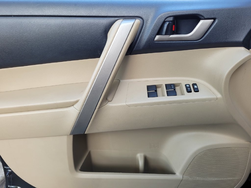 Used 2012 Toyota Highlander SE FWD image 21