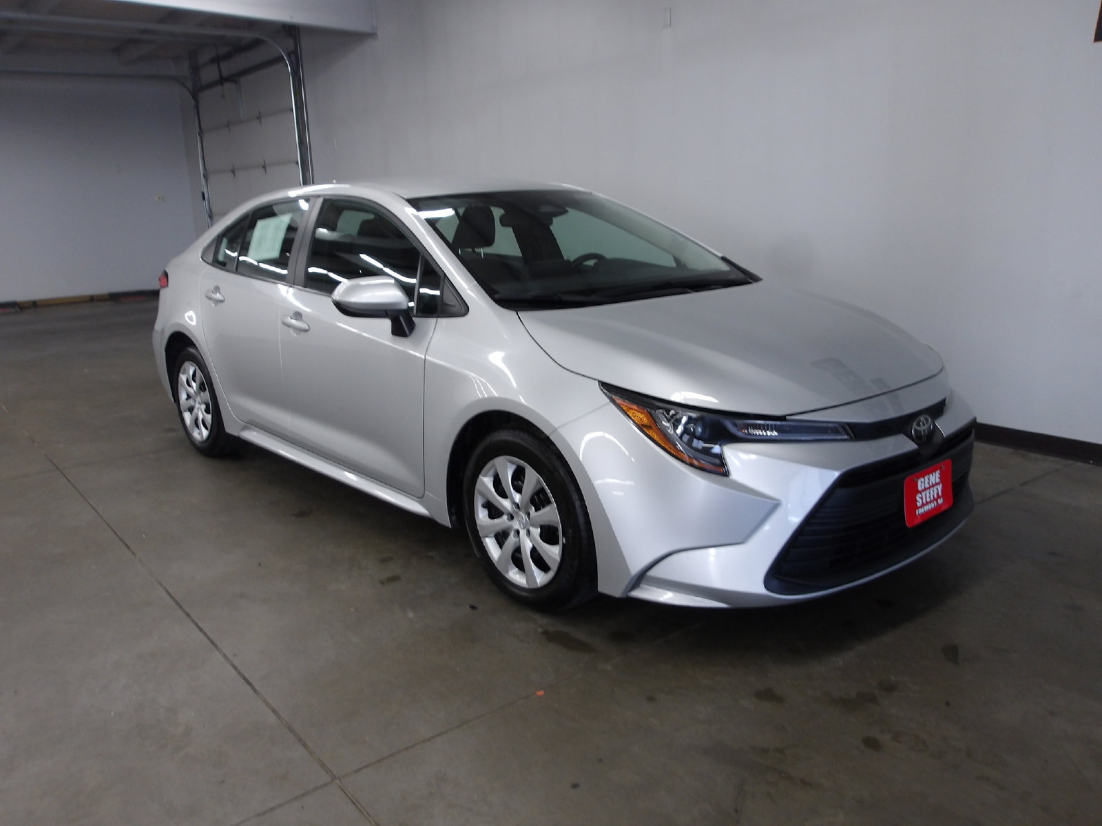 Used 2025 Toyota Corolla LE FWD image 4