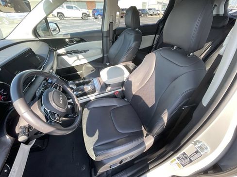 Used 2024 Kia Carnival EX FWD image 19