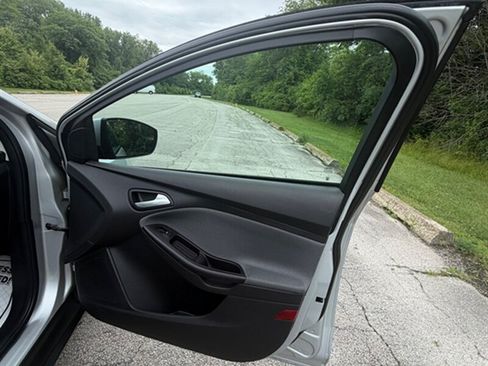 Used 2014 Ford Focus SE w/ SE Winter Package FWD image 23