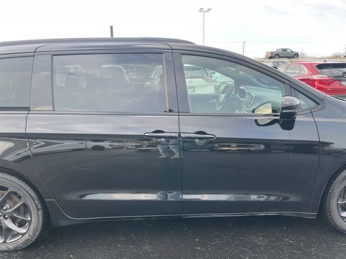 Used 2025 Chrysler Pacifica Limited image 31