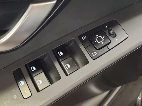 Used 2023 Kia Niro LX image 23