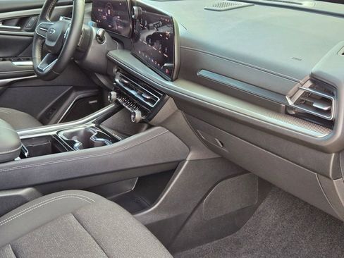 Used 2024 Chevrolet Traverse LT w/ Enhanced Driving Package FWD image 29