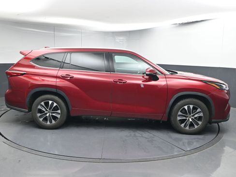 Certified 2022 Toyota Highlander XLE image 9