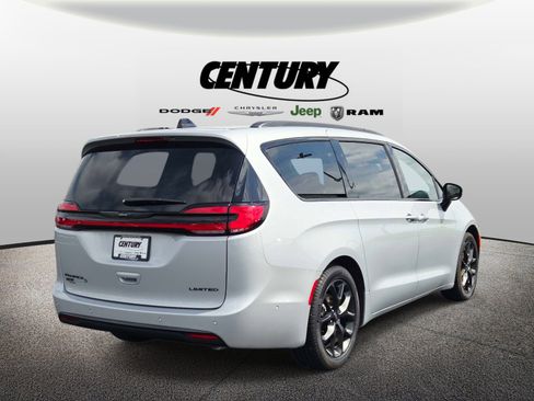 Used 2024 Chrysler Pacifica Limited w/ S Appearance Package FWD image 4