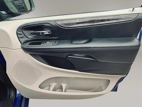 Used 2019 Dodge Grand Caravan SE w/ UConnect Hands-Free Group FWD image 14