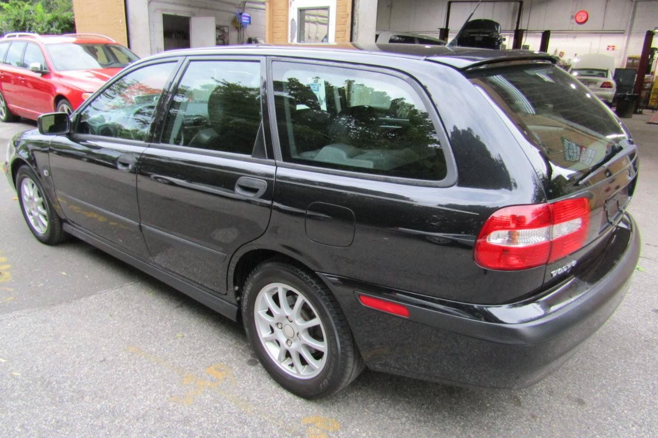 Used 2002 Volvo V40 FWD image 3