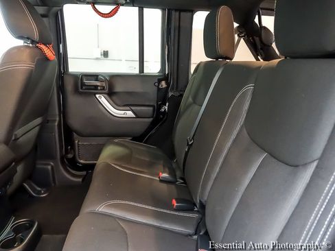 Used 2016 Jeep Wrangler Unlimited Sahara w/ Connectivity Group AWD/4WD image 11