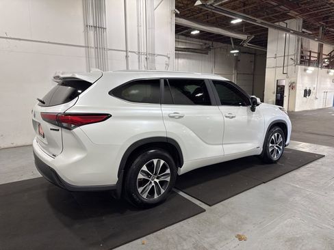 Used 2023 Toyota Highlander XLE image 6
