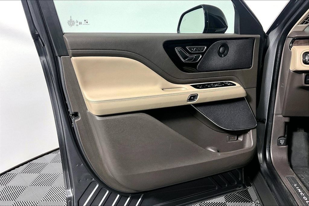 Used 2023 Lincoln Aviator Reserve w/ Equipment Group 201A AWD/4WD image 23