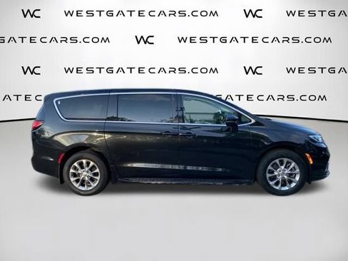 Used 2023 Chrysler Pacifica Touring-L AWD/4WD image 25