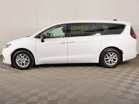 Used 2024 Chrysler Pacifica Touring-L image 18