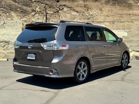 Used 2017 Toyota Sienna SE w/ SE Preferred Package FWD image 4