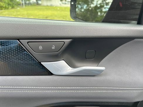 New 2026 Volkswagen Tiguan SE FWD image 18