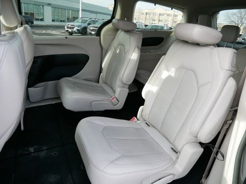 Used 2021 Chrysler Pacifica Touring-L image 33
