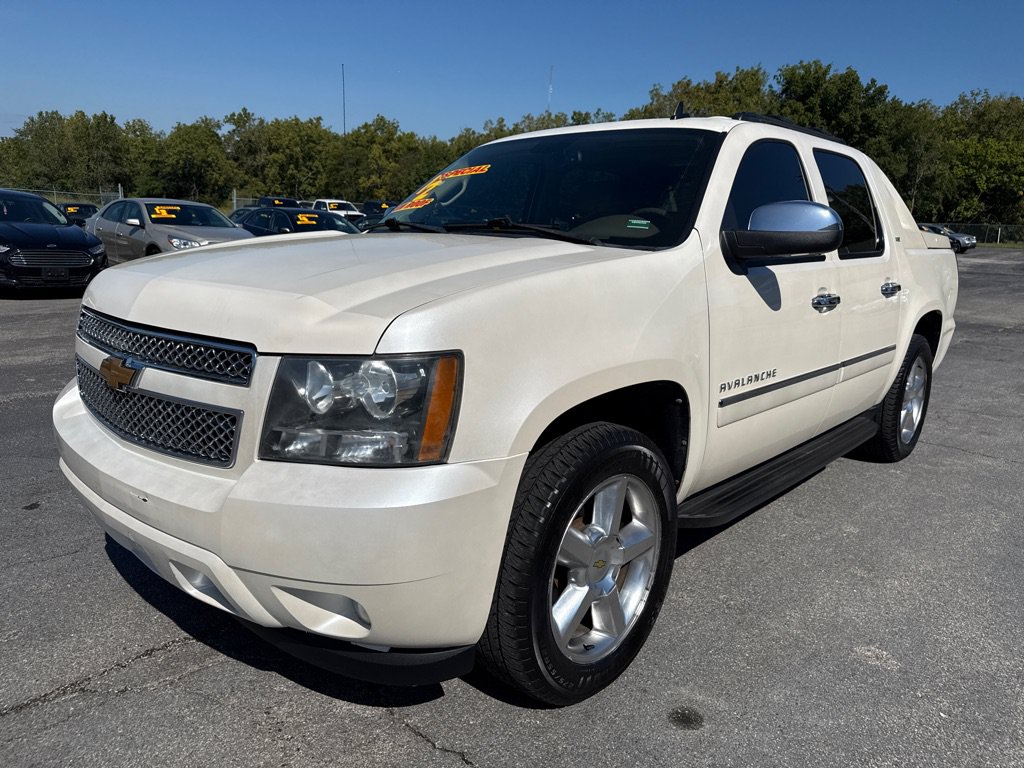 Used 2012 Chevrolet Avalanche LTZ RWD image 2