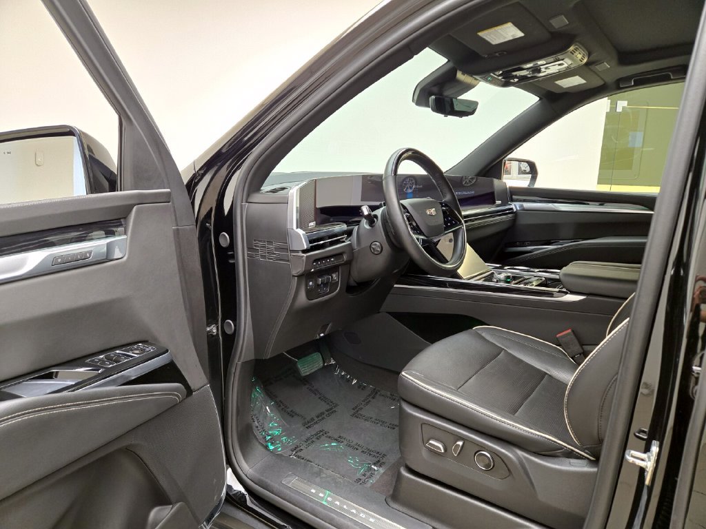 Used 2025 Cadillac Escalade ESV Sport AWD/4WD image 15