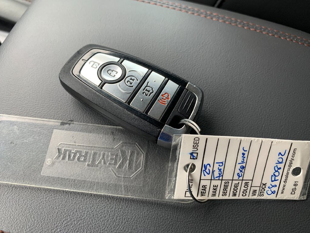 Used 2025 Ford Explorer Active w/ Active Comfort Package AWD/4WD image 9