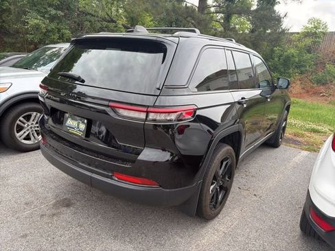 Used 2024 Jeep Grand Cherokee Altitude AWD/4WD image 17