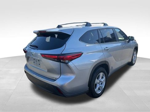 Used 2023 Toyota Highlander LE image 4