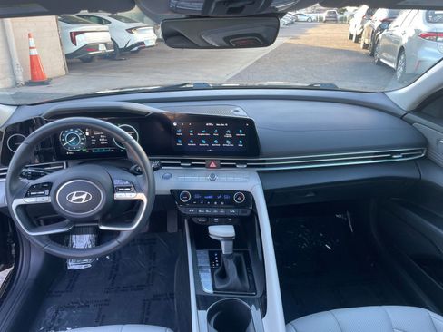 Used 2025 Hyundai Elantra Limited image 18