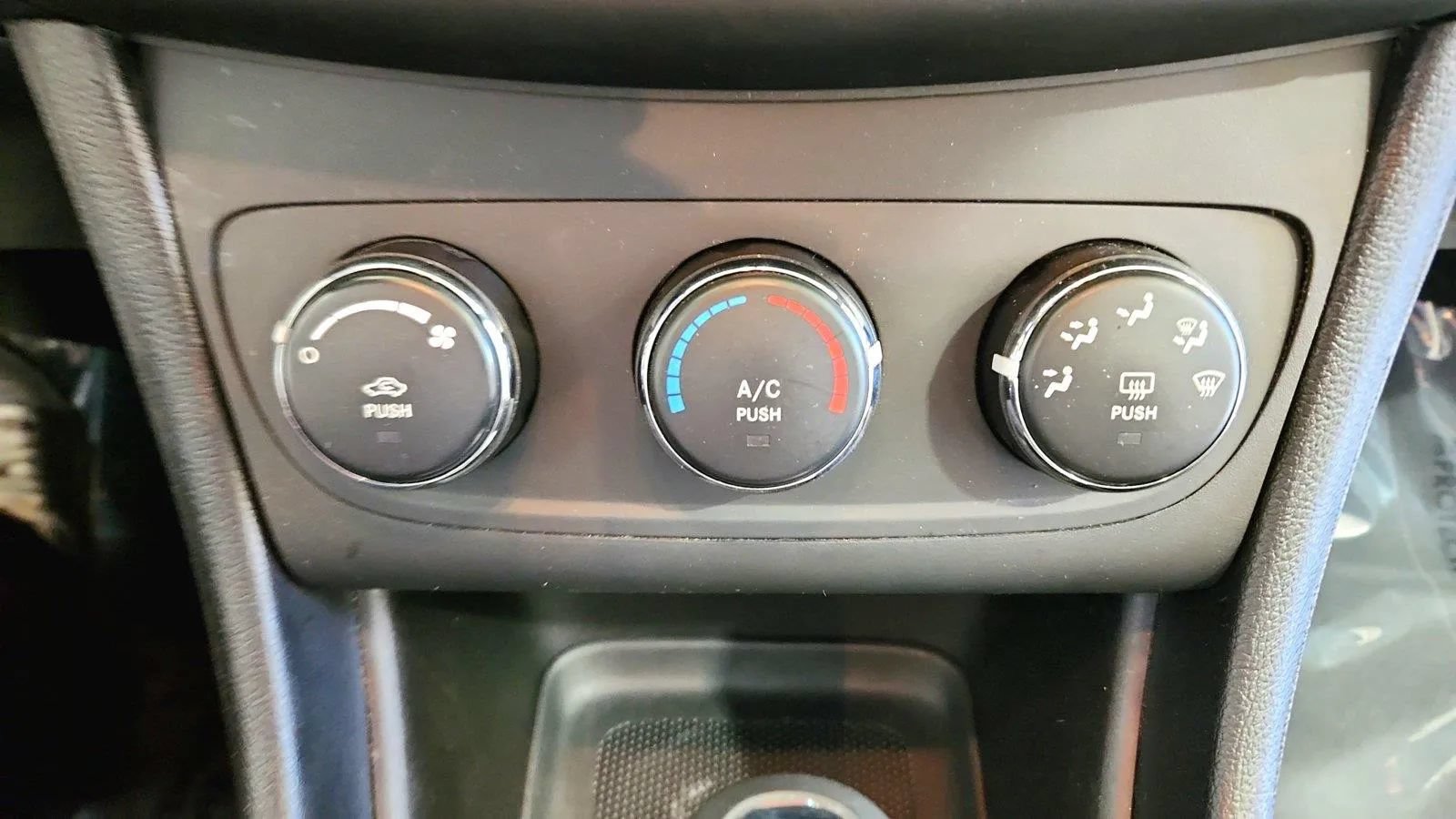 Used 2013 Dodge Avenger SE FWD image 21