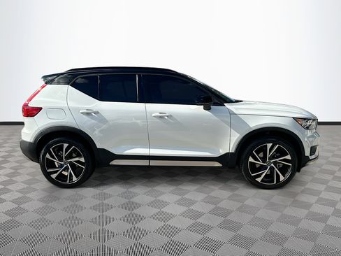Used 2021 Volvo XC40 T4 R-Design image 8