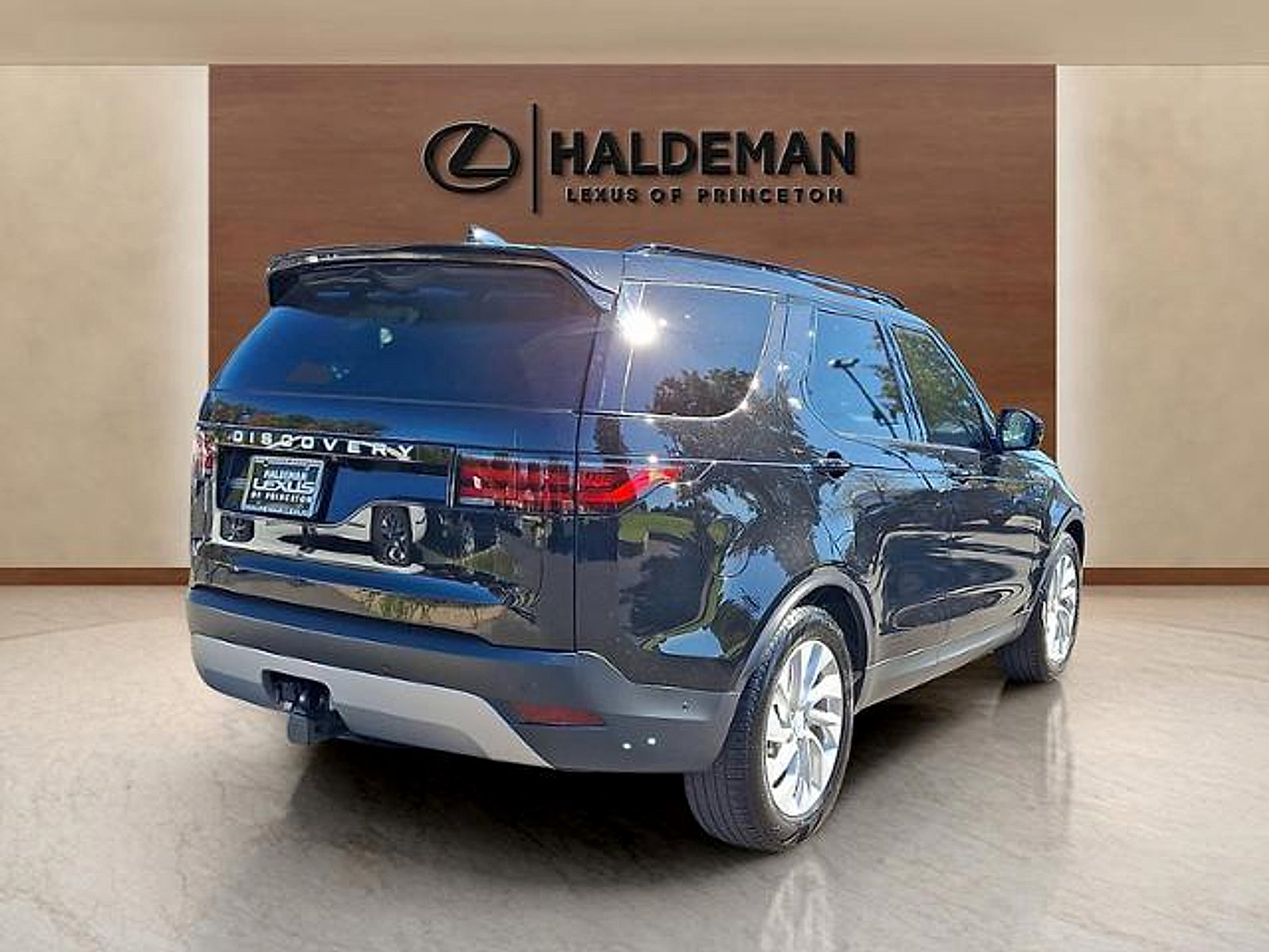 Used 2025 Land Rover Discovery S AWD/4WD image 6