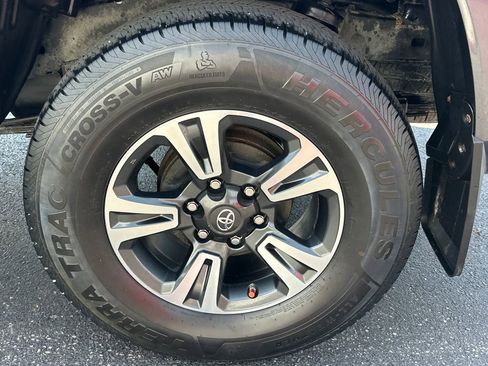 Used 2016 Toyota Tacoma TRD Sport w/ Towing Package image 25