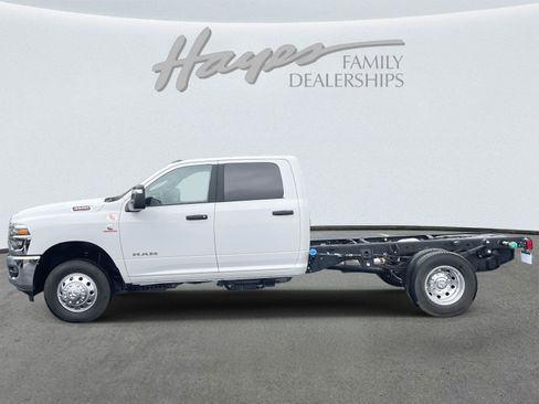 New 2026 RAM 3500 Big Horn AWD/4WD image 15