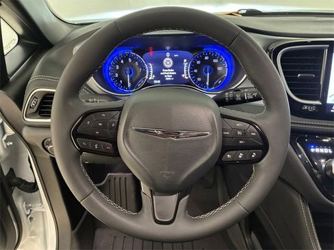 Used 2025 Chrysler Pacifica Limited image 21