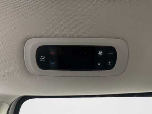 Used 2023 Chrysler Pacifica Touring-L FWD image 18