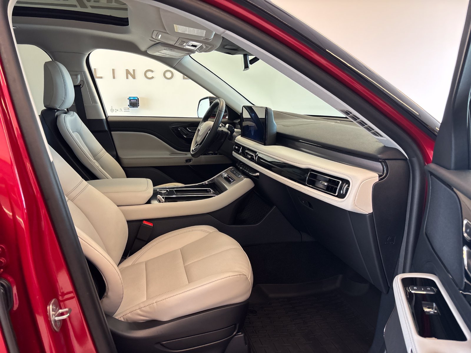Certified 2026 Lincoln Aviator AWD image 6