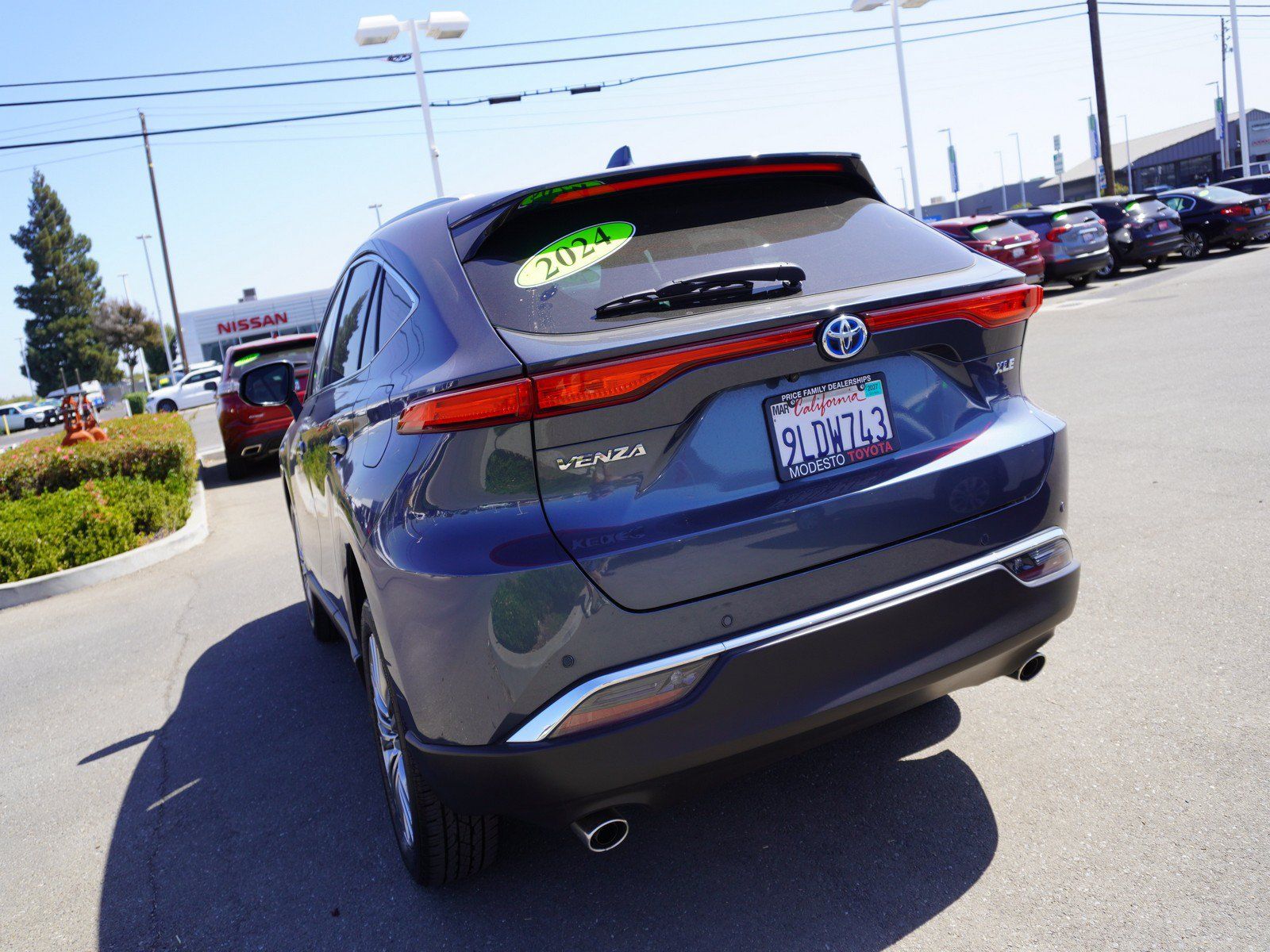 Used 2024 Toyota Venza XLE AWD/4WD image 8