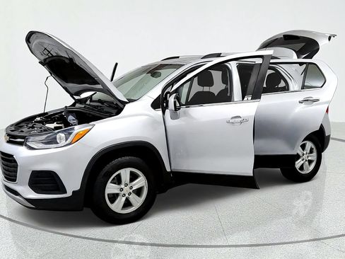 Used 2019 Chevrolet Trax LT w/ LT Convenience Package AWD/4WD image 9